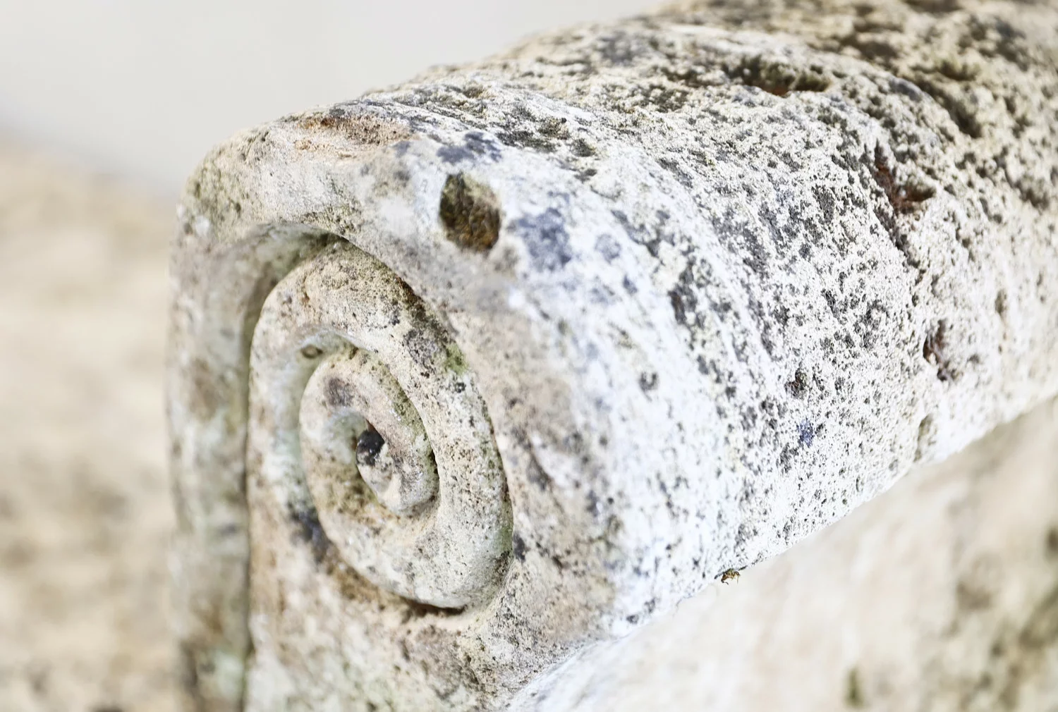 oude frans kalkstenen bankje