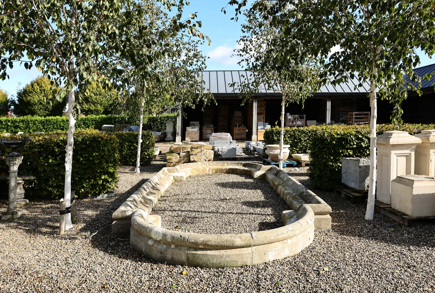 Foto van antieke water basin, frontaal genomen.