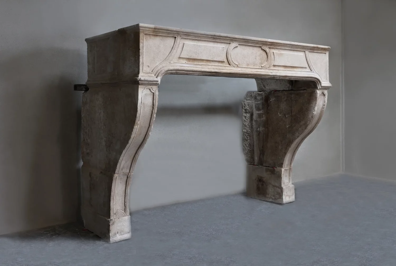 Zijaanzicht schouw Ref. 1578 met 71 cm diepte en 24 cm schouwbladdiepte, verweerd steenbeeld met patina