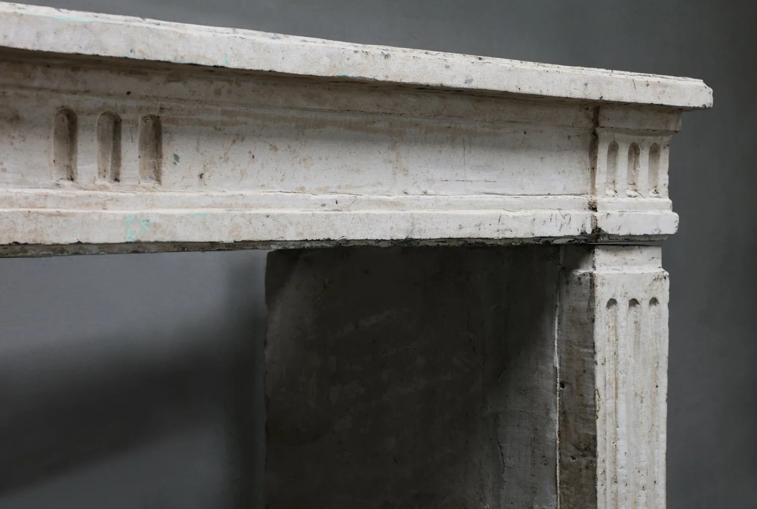 oude franse kalkstenen mantel