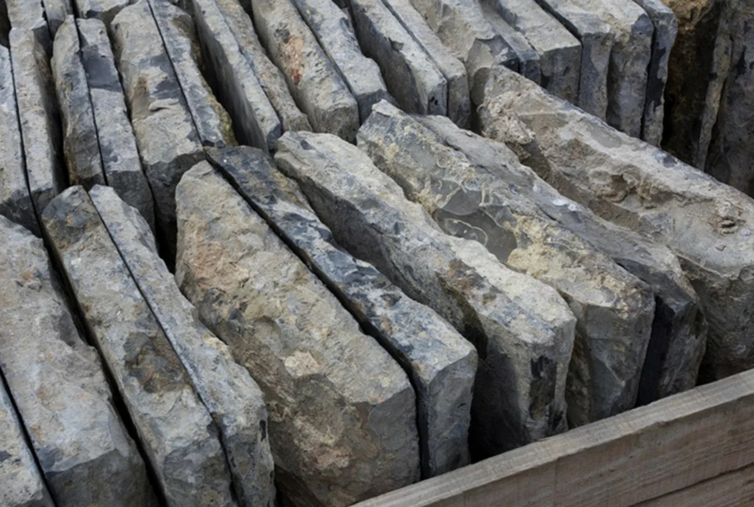 Detail van schuin bekapte rand en patina van oude kerkdallen in Noir de Mazy