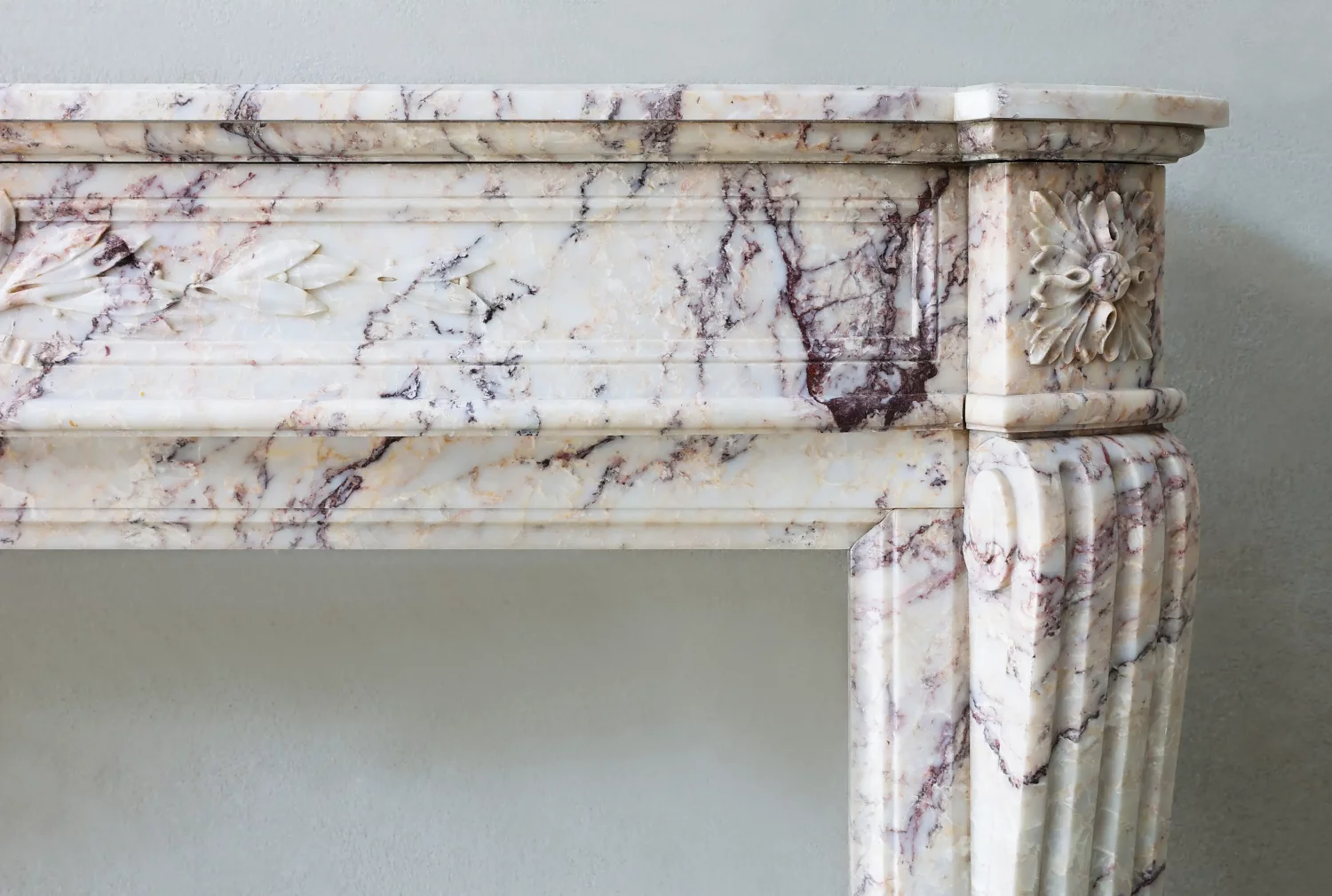 Rechterzijde detail: rozet-hoekblok en snijwerk in Escalette marmer, antieke schouwmantel, Ref. 1581.