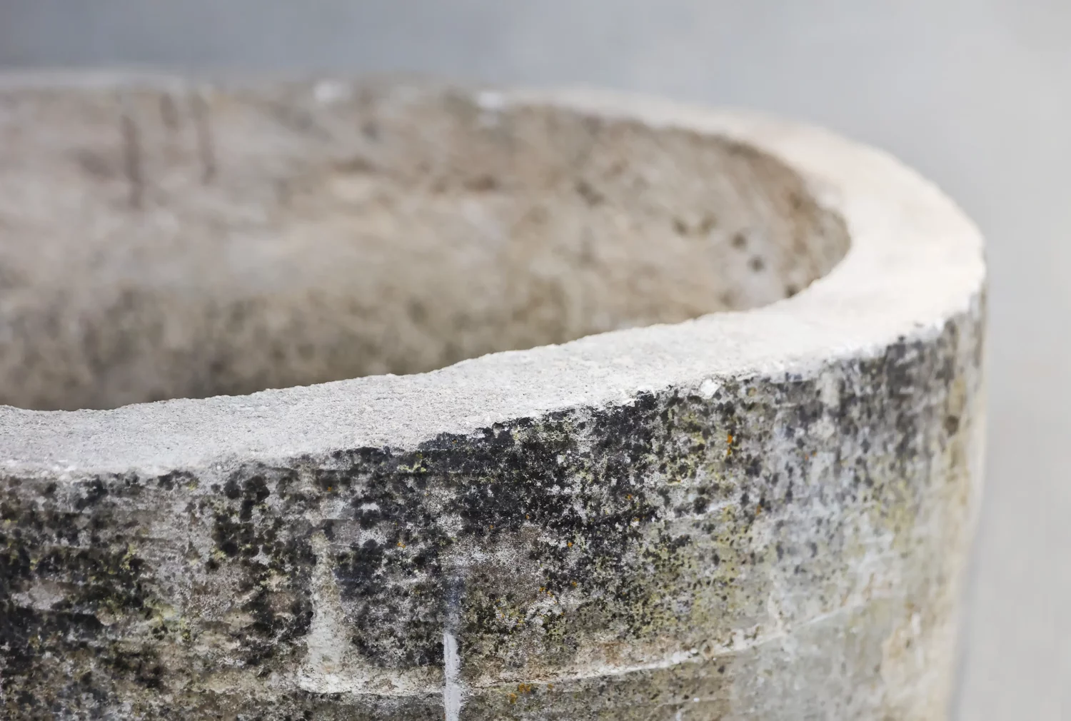 oude franse kalkstenen waterput