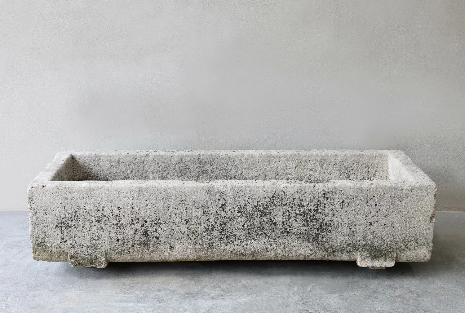 antieke franse kalkstenen trog