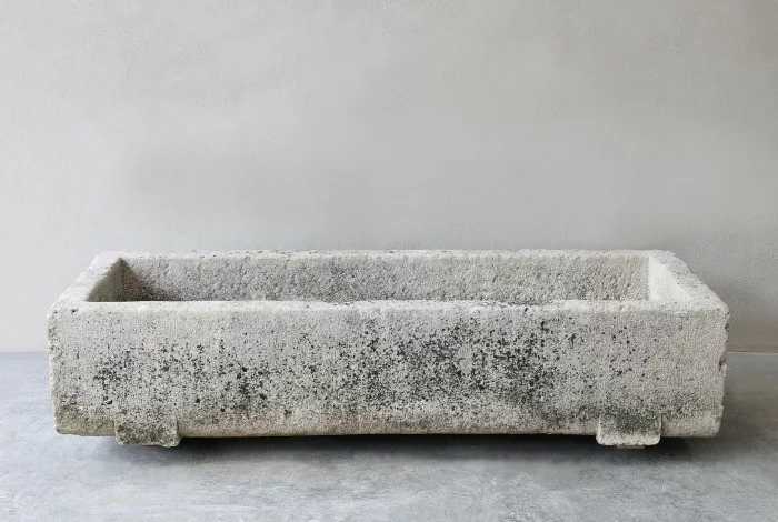 oude franse kalkstenen trog