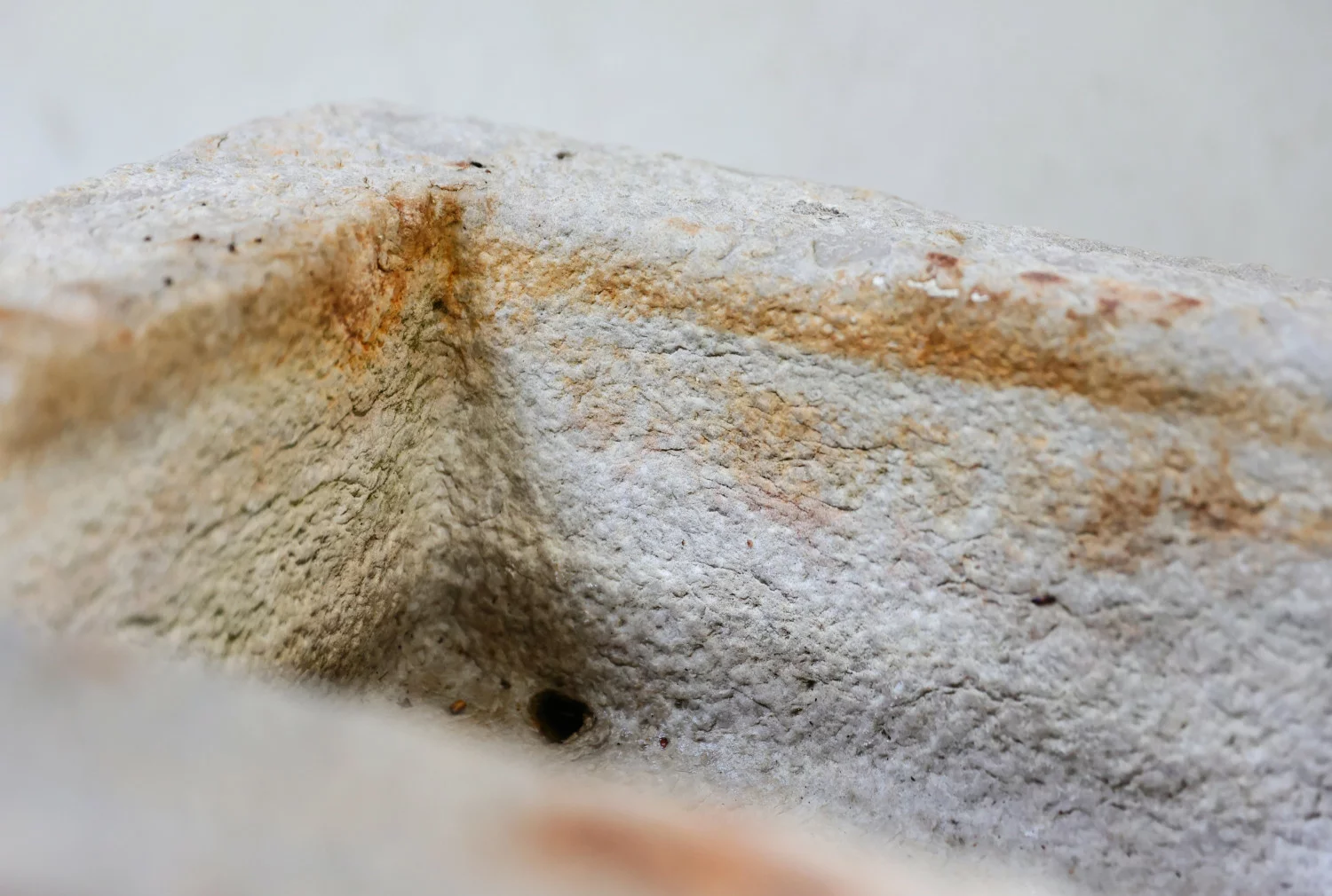 oude bourgondische stenen wasbak