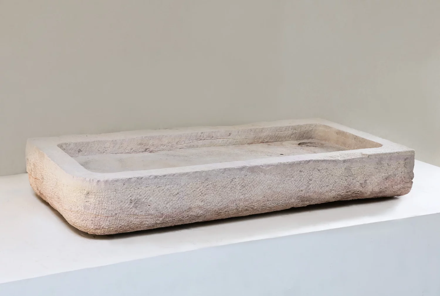 oude wasbak van bourgondische steen