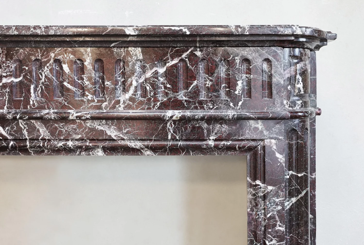 Detail van de brede fries aan de rechterhoek, profilering en adering Rouge Levanto marmer, ref. 1172