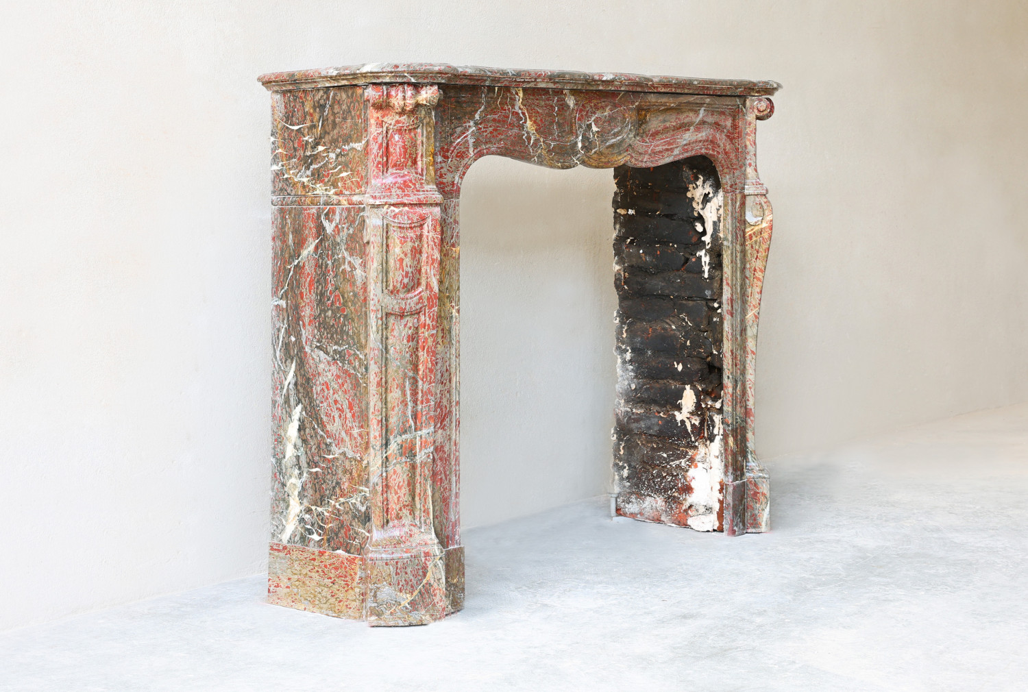 Pompadour stijl schouw