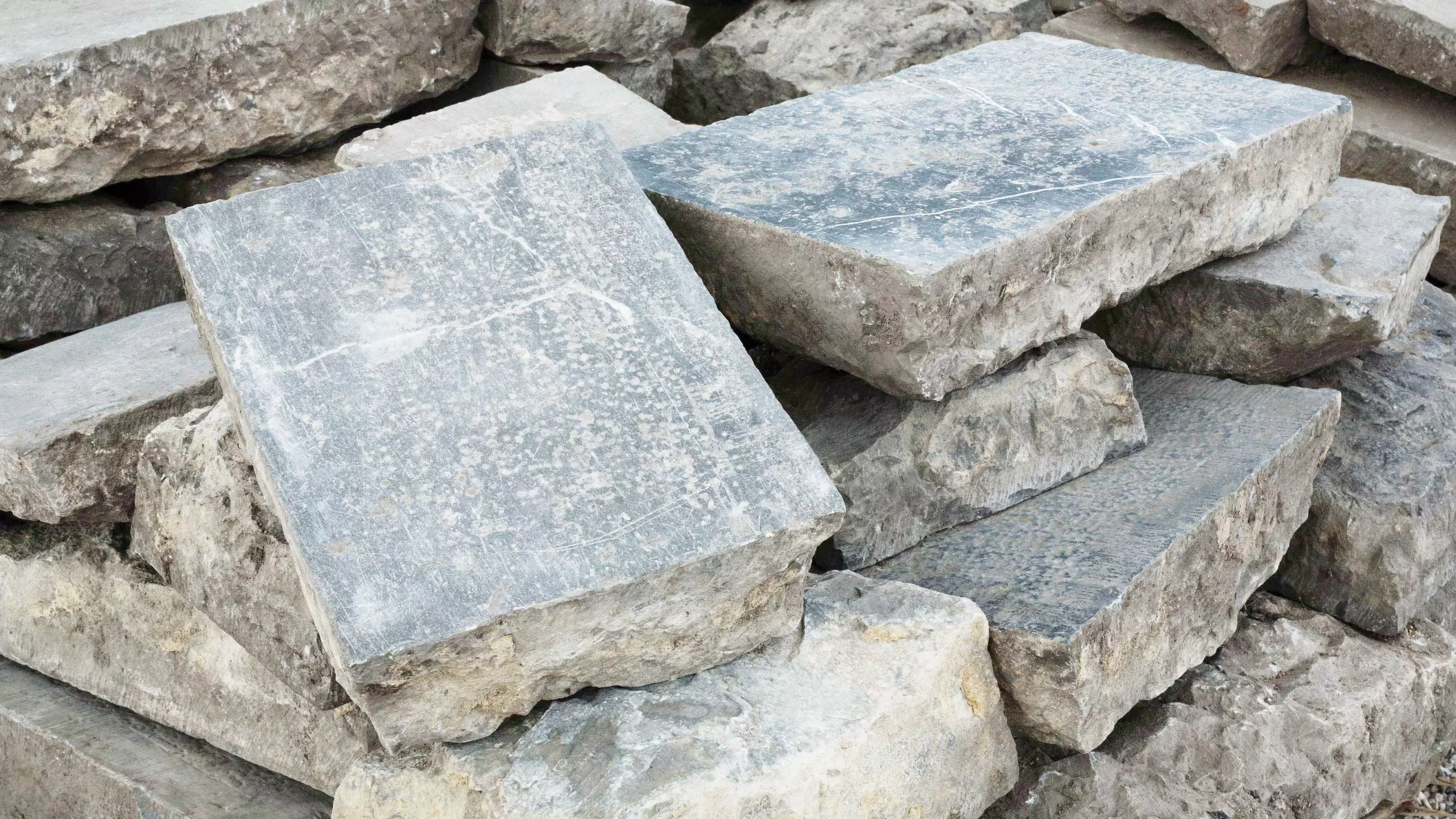 Oude Belgisch hardsteen vloeren ook wel arduin kerkdallen