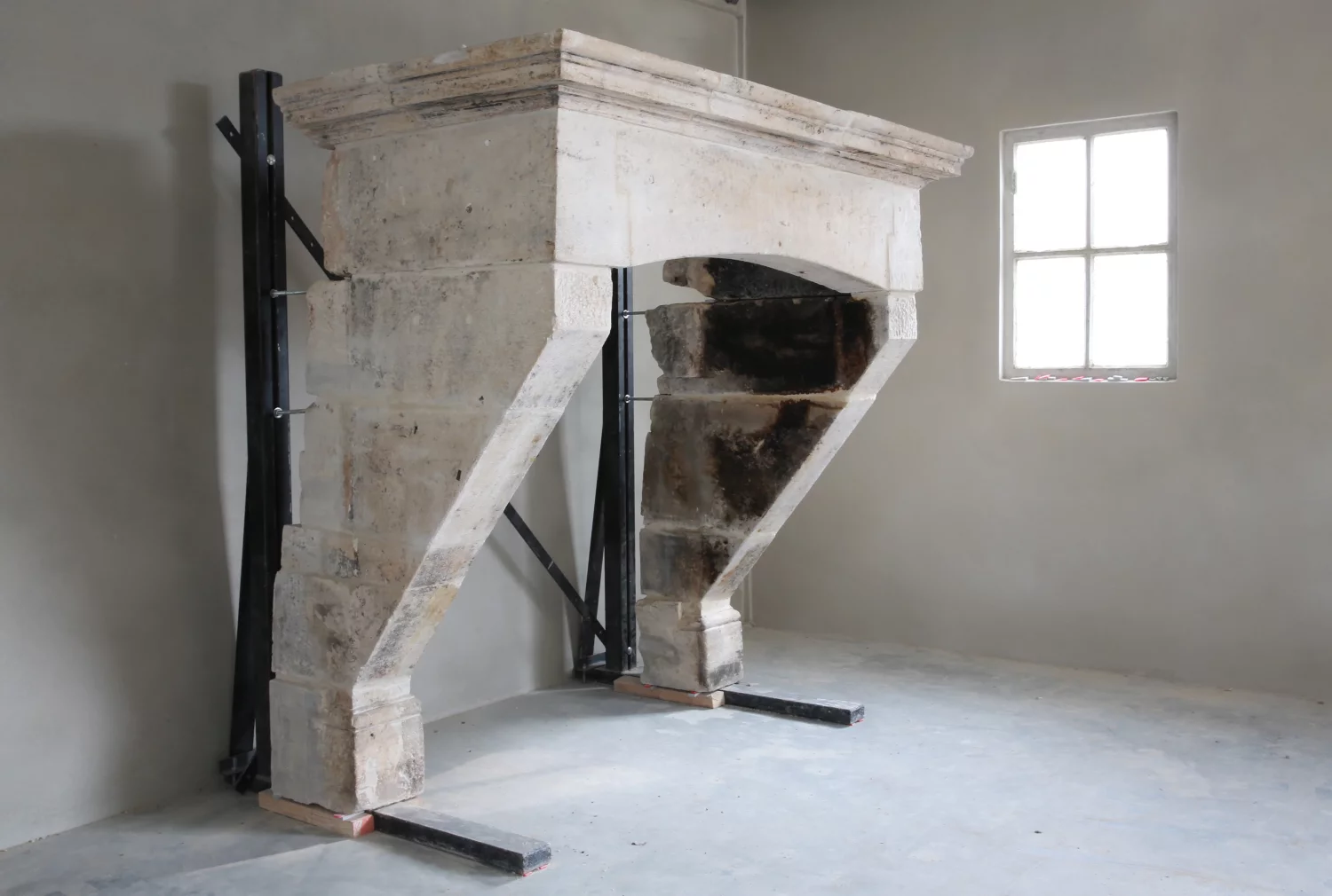 oude franse kalkstenen mantel