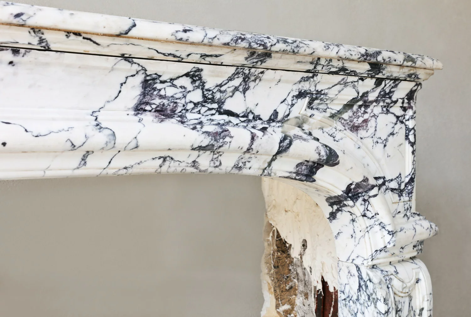 amtieke schouw van marmer