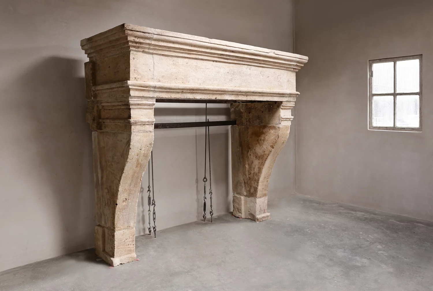 oude franse kalkstenen mantel