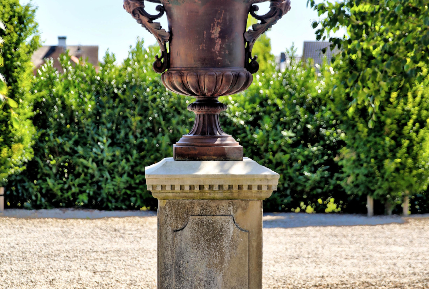 oude gietijzeren vaas met franse kalksteen sokkel