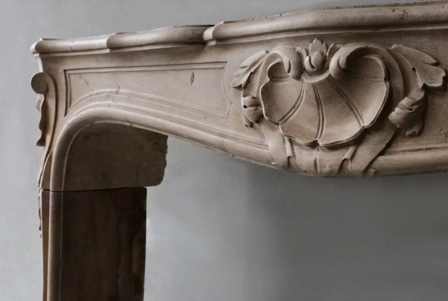 oude mantel van bourgondische steen