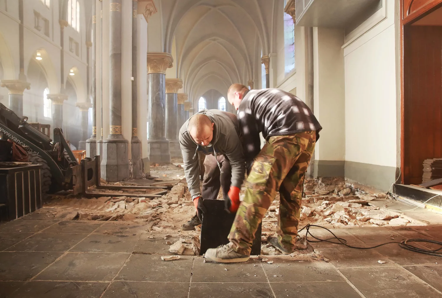 Overzicht van uitgebroken oude kerkdallen uit kerk in Klundert, gereed voor transport