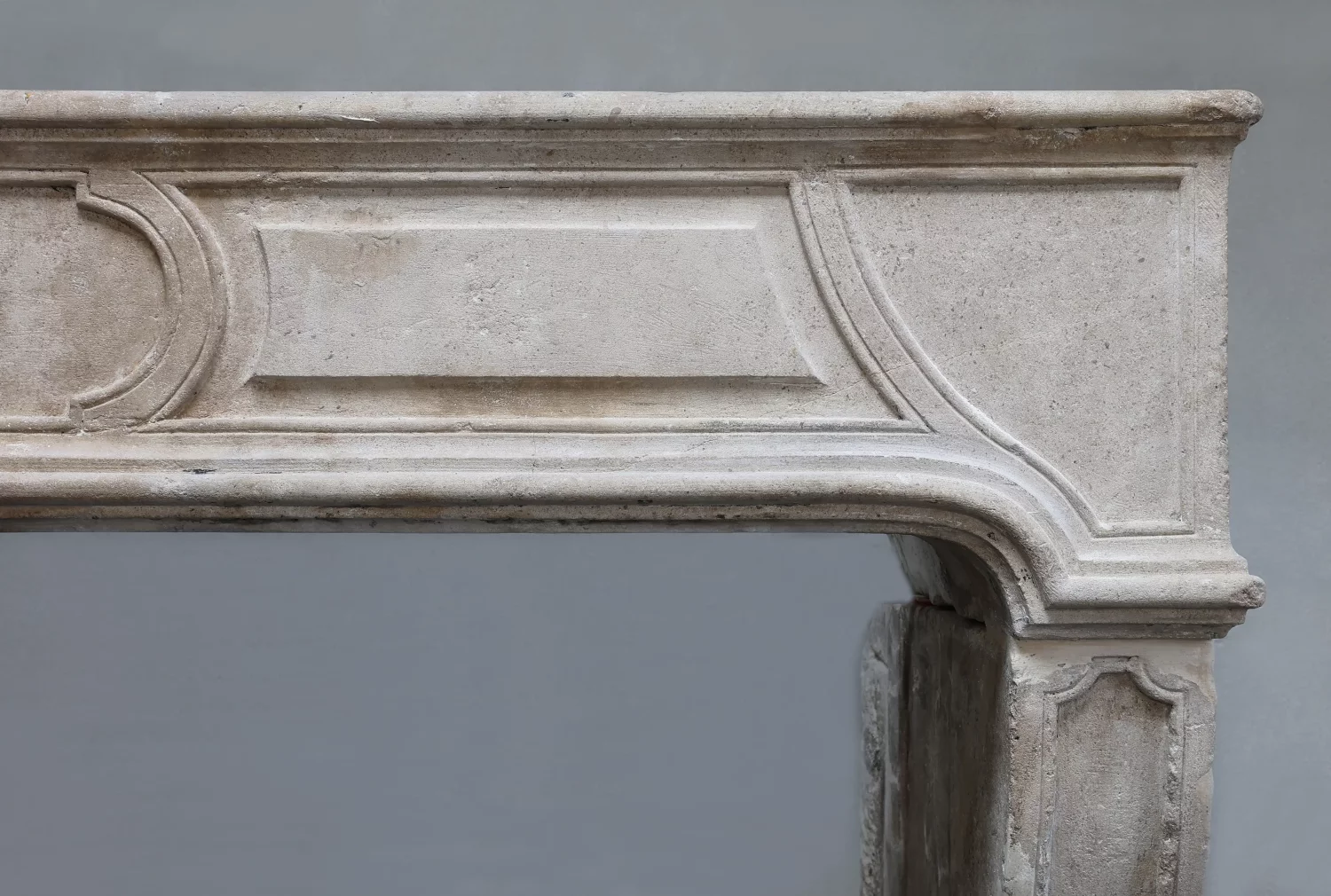 Detail rechterstijl/hoek van schouw Ref. 1578 met patina, slijtage en gebruikssporen in Franse kalksteen