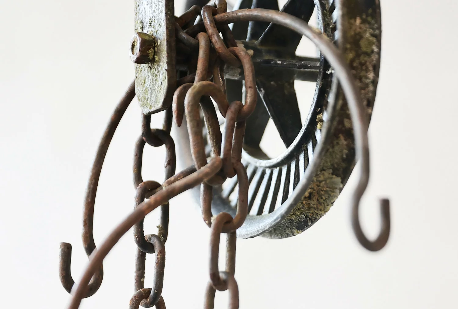 waterput van franse kalksteen en gietijzer