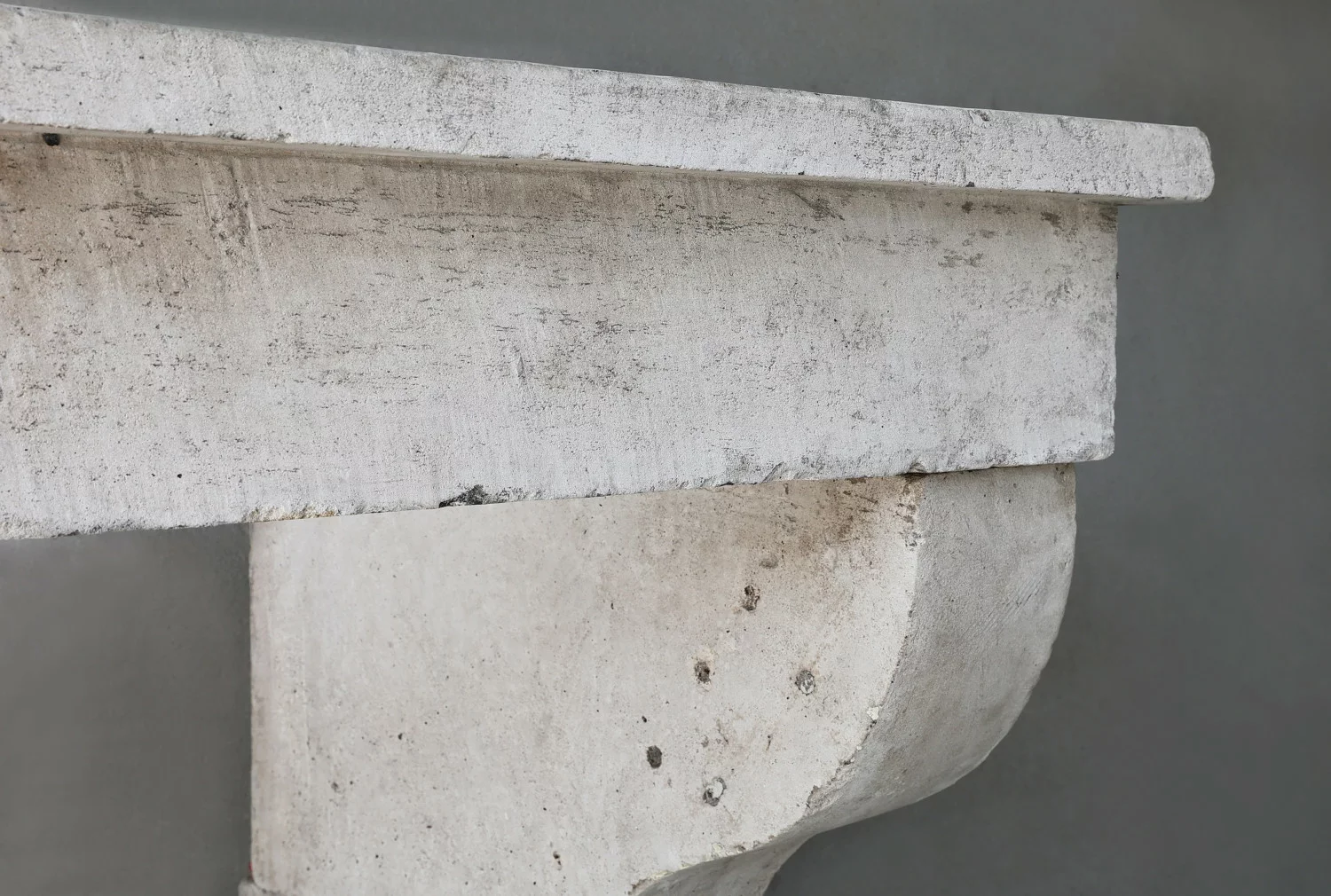 oude franse kalkstenen mantel 