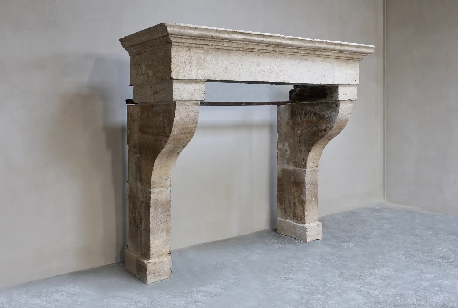 antieke kalkstenen mantel