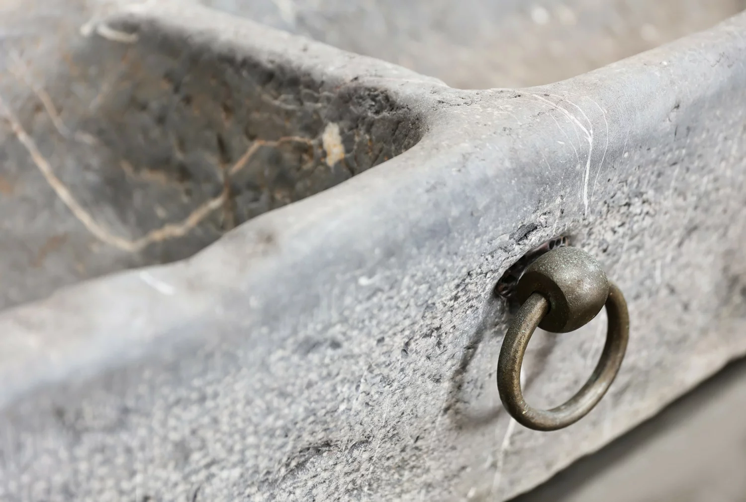 oude trog van belgisch hardsteen