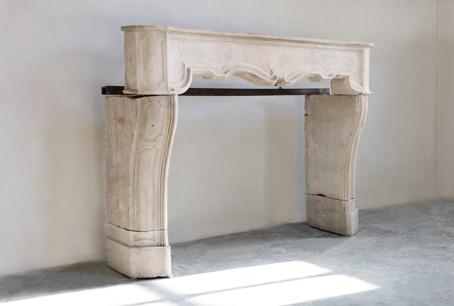 19e eeuwse franse kalkstenen mantel