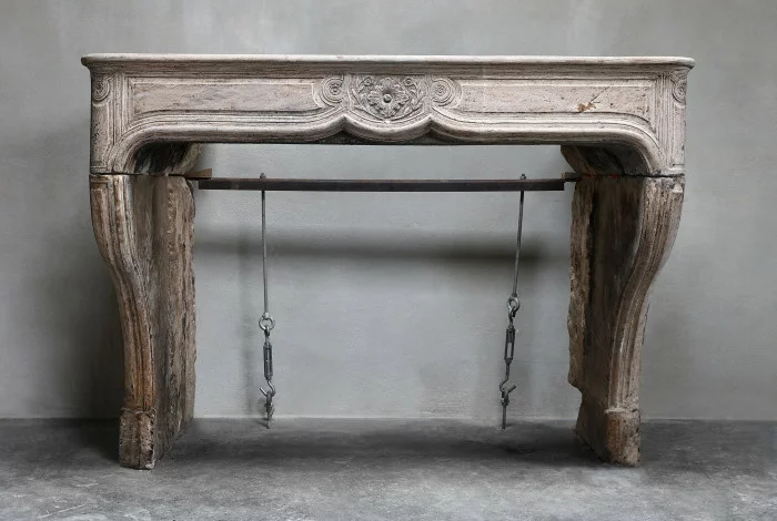 antieke kalkstenen schouw