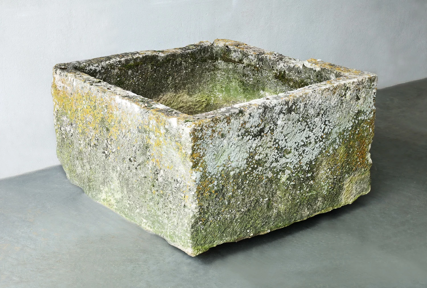 oude franse kalkstenen trog