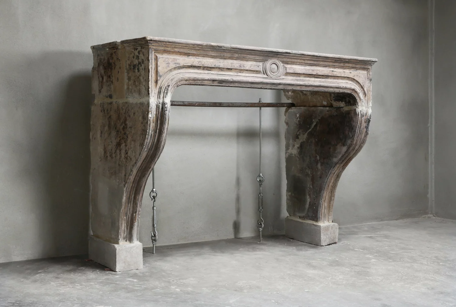 antieke kalkstenen mantel
