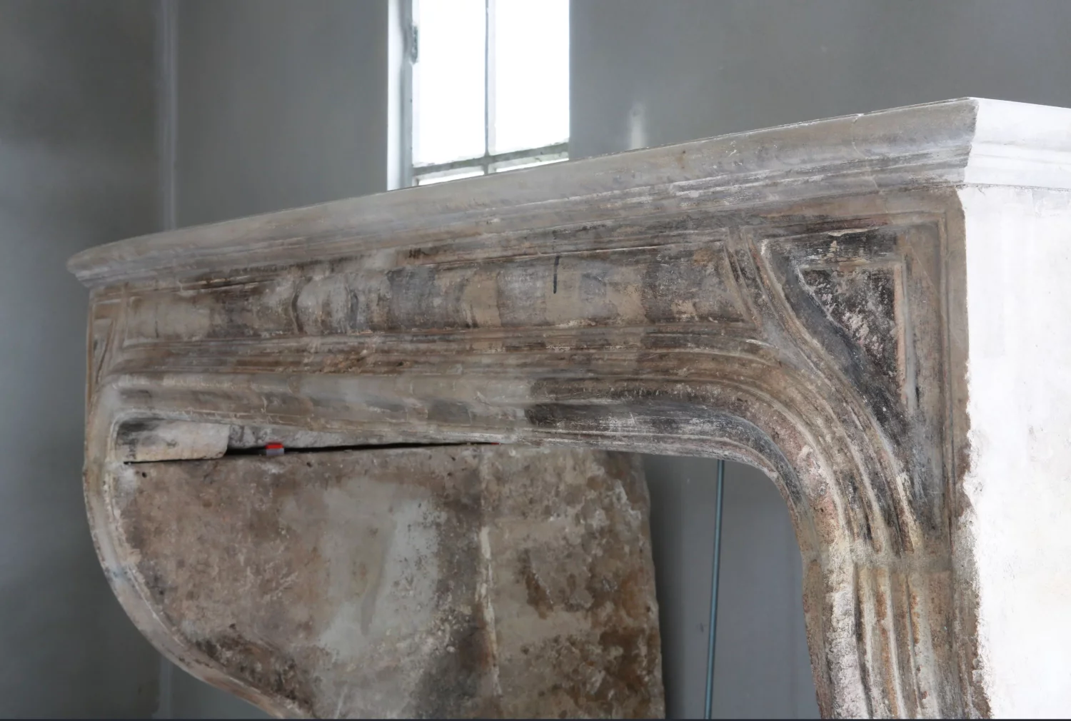 antieke kalkstenen schouw