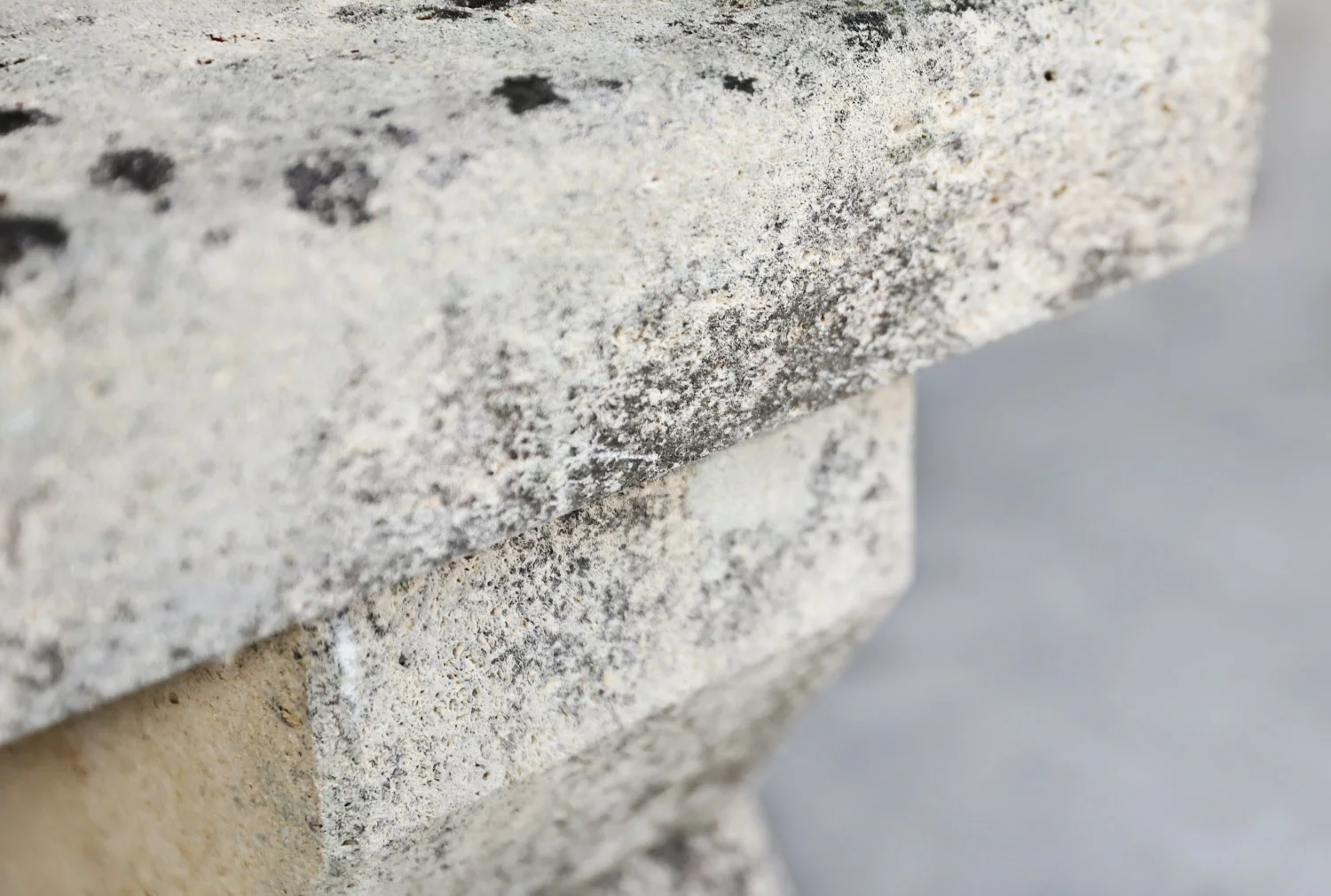 oud bankje van franse kalksteen