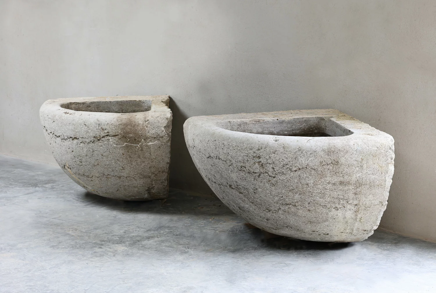 twee hardstenen troggen