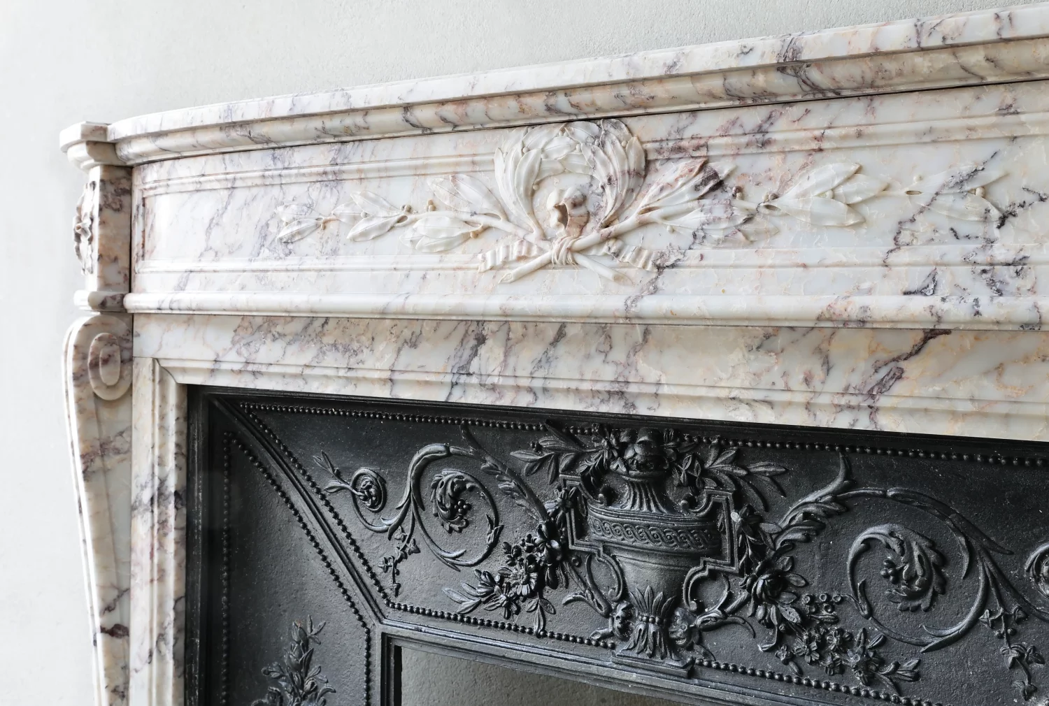 Schuin detail van latei met cartouche en contrasterend aderverloop, marmeren open haard, Ref. 1581.