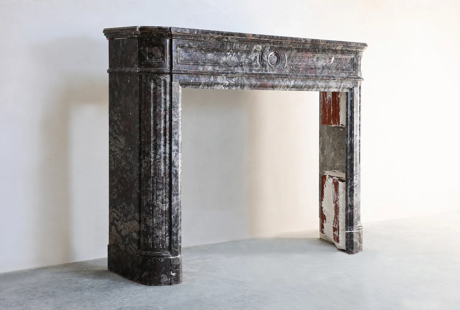 Antieke schouwmantel in marmer