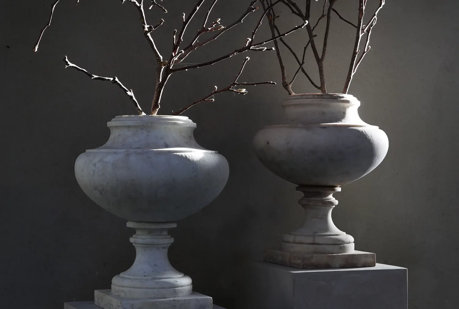 Set antieke marmeren vazen/planters, frontaanzicht met rustige proporties en sokkel