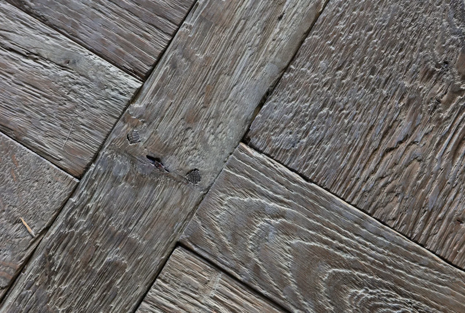 Detail van handgemaakt Versailles parket met traditionele pen-en-gat-verbinding