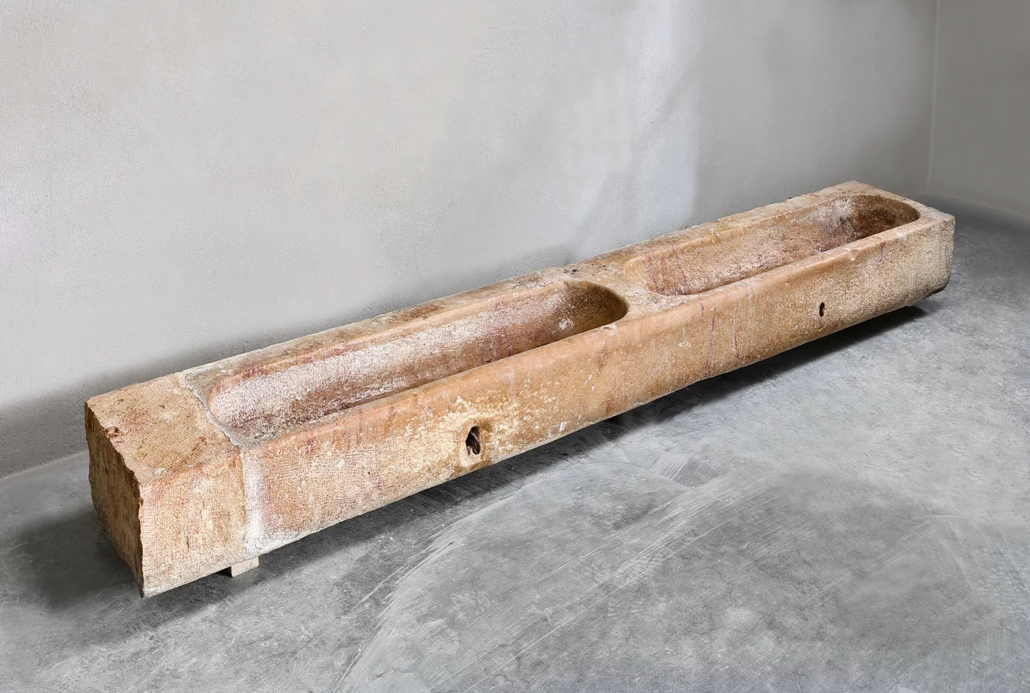 oude trog van bourgondische steen