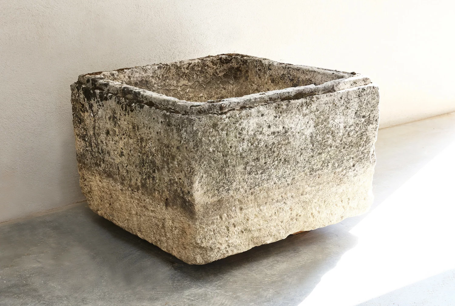 oude franse kalkstenen trog