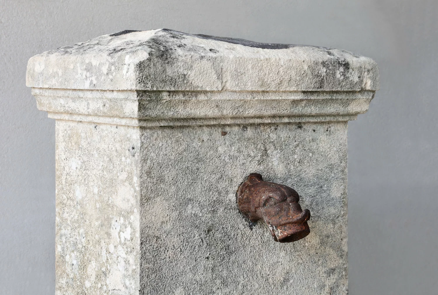 oude fontein van kalksteen en gietijzer