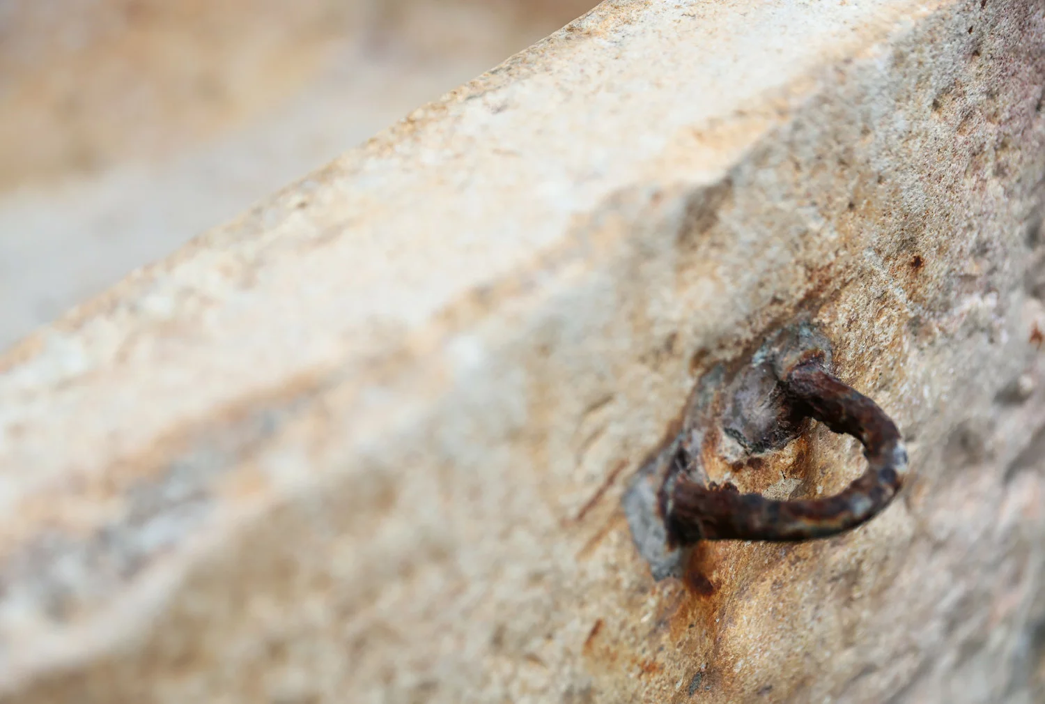 oude franse kalkstenen trog