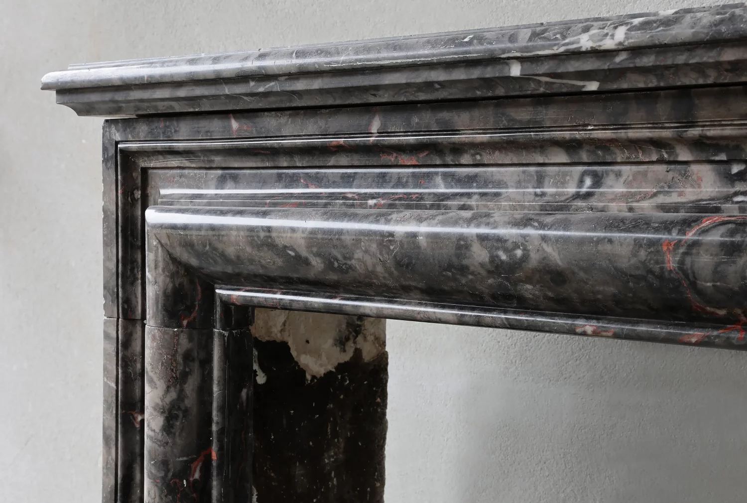 Detail linkerbovenhoek antieke marmeren schouw, patina en profilering, Lodewijk XIV, ca. 1860–1880, Ref 1576