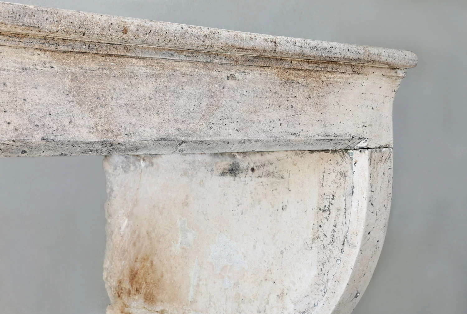 oude franse kalkstenen mantel